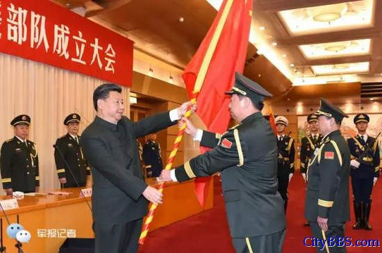 中央军委主席主席习近平向陆军司令员李作成授予军旗