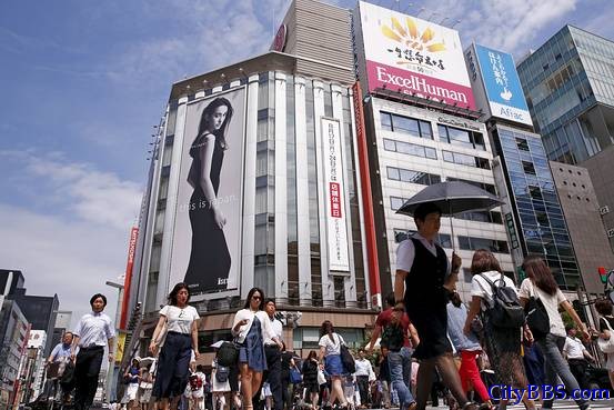 2015年8月，行人从东京银座购物区的广告牌前经过
