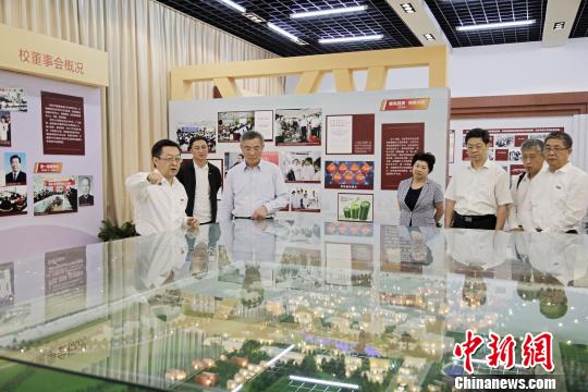 蔡达峰(左三)一行参观华侨大学校史馆