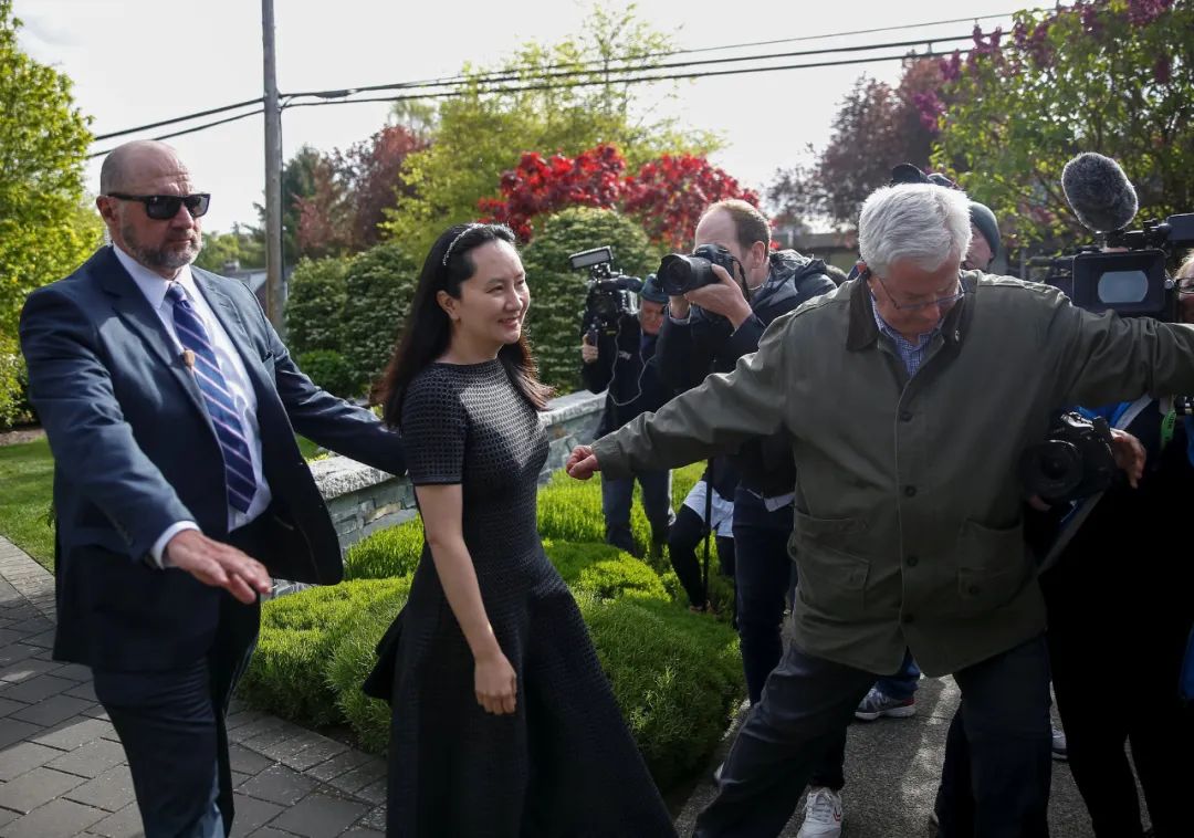 疫情下孟晚舟带11人法庭前合影 将当庭释放
