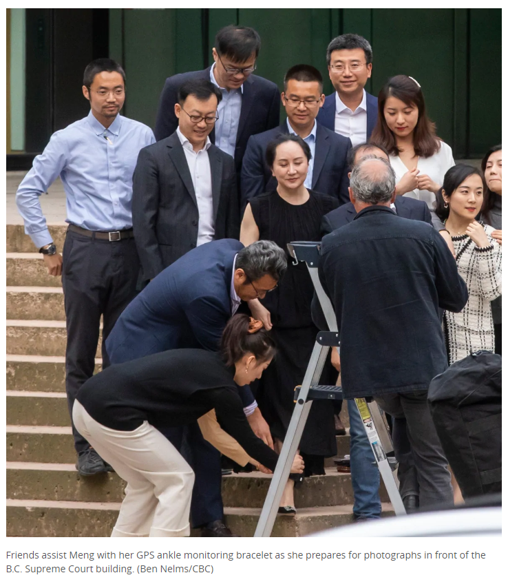 疫情下孟晚舟带11人法庭前合影 将当庭释放