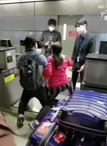 华人夫妇机场下跪号啕大哭9.jpeg