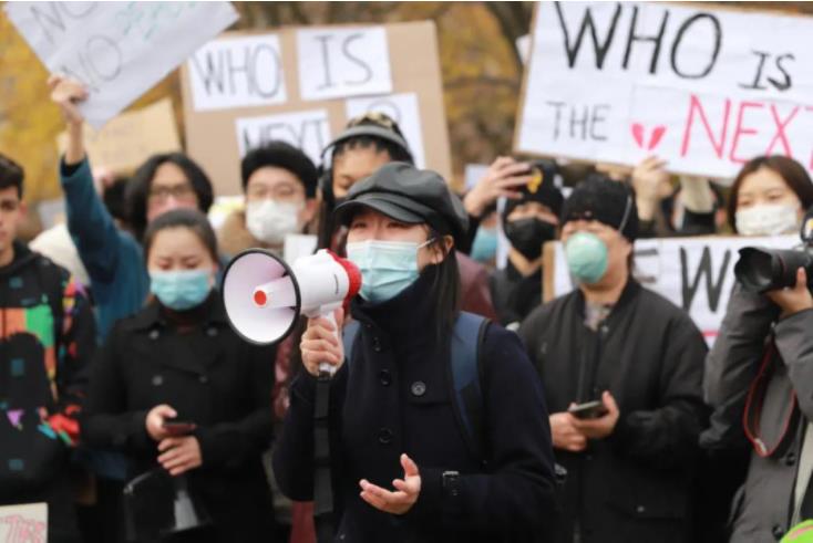 参加游行的华人和中国留学生
