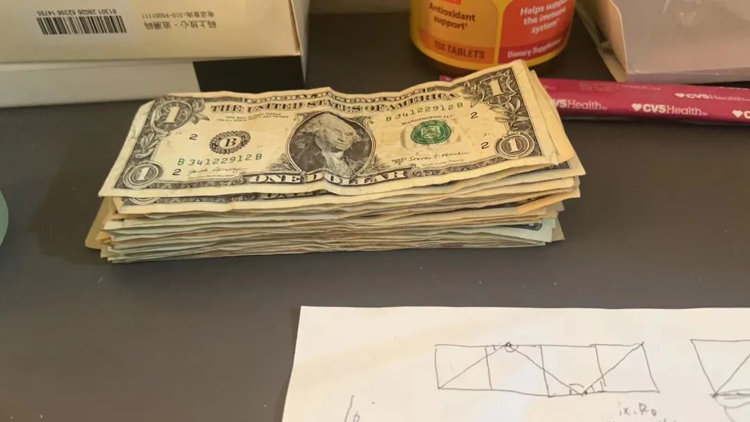 堆在桌上欣赏的工资