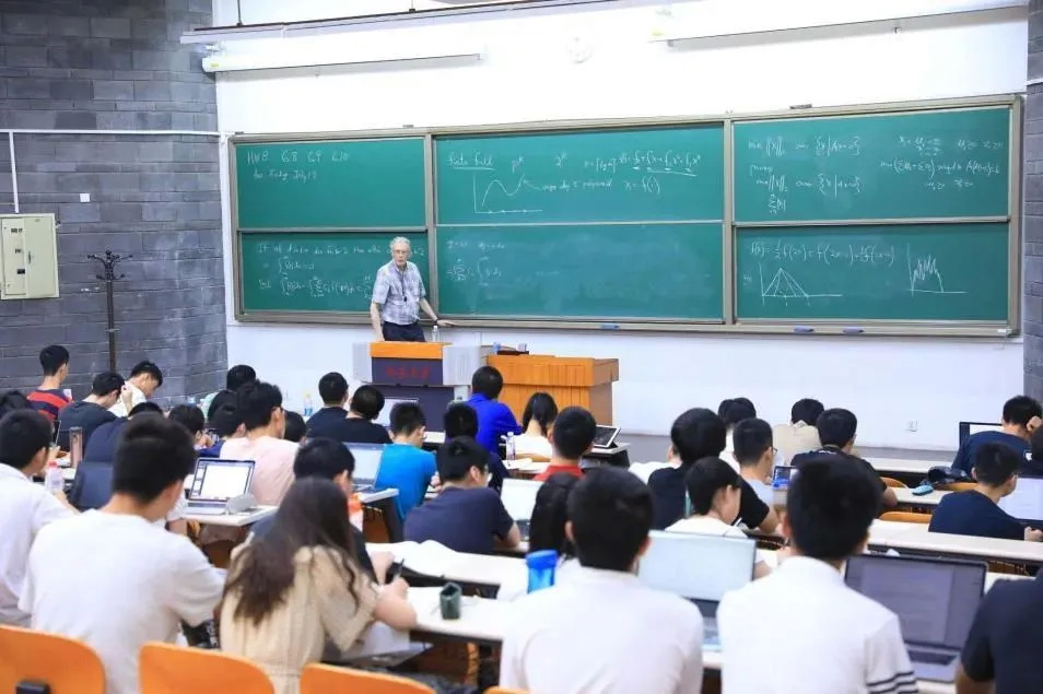 约翰·霍普克罗夫特在北京大学